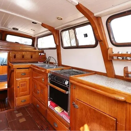 Classic Sailing Ship In Center Of Enkhuizen! Hébergement de vacances Enkhuizen