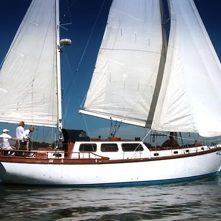 Classic Sailing Ship In Center Of Enkhuizen! * إنكهارسين